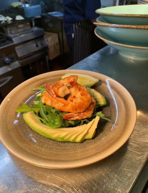 King prawns with avocado and rocket
